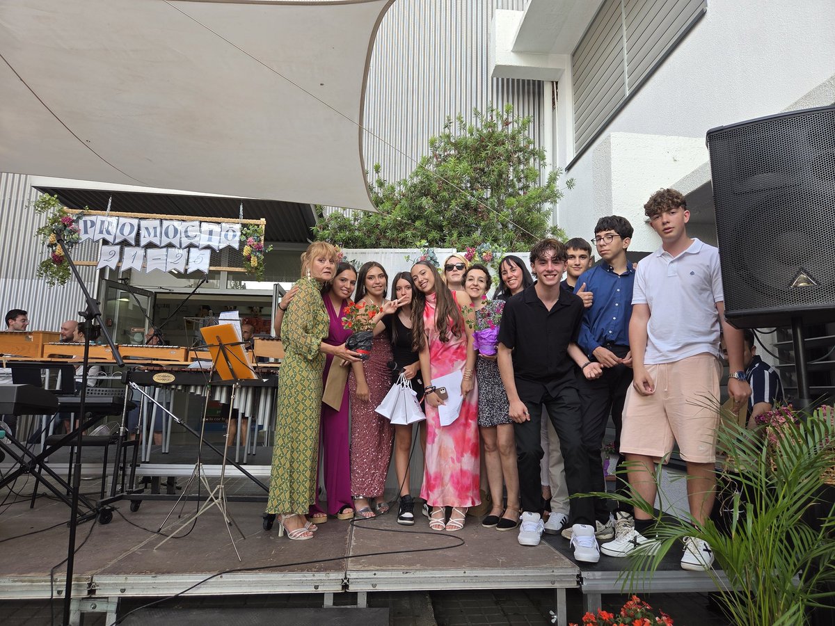 Graduació 4t ESO. La tarda d'ahir vam celebrar l'acte de graduació de 4t de la promoció 2021-25. La disbauxa i l'alegria van ser presents al llarg de tota la celebració. Enhorabona a tots i a totes! Molta sort en la pròxima etapa! #4esoinsforat #graduació