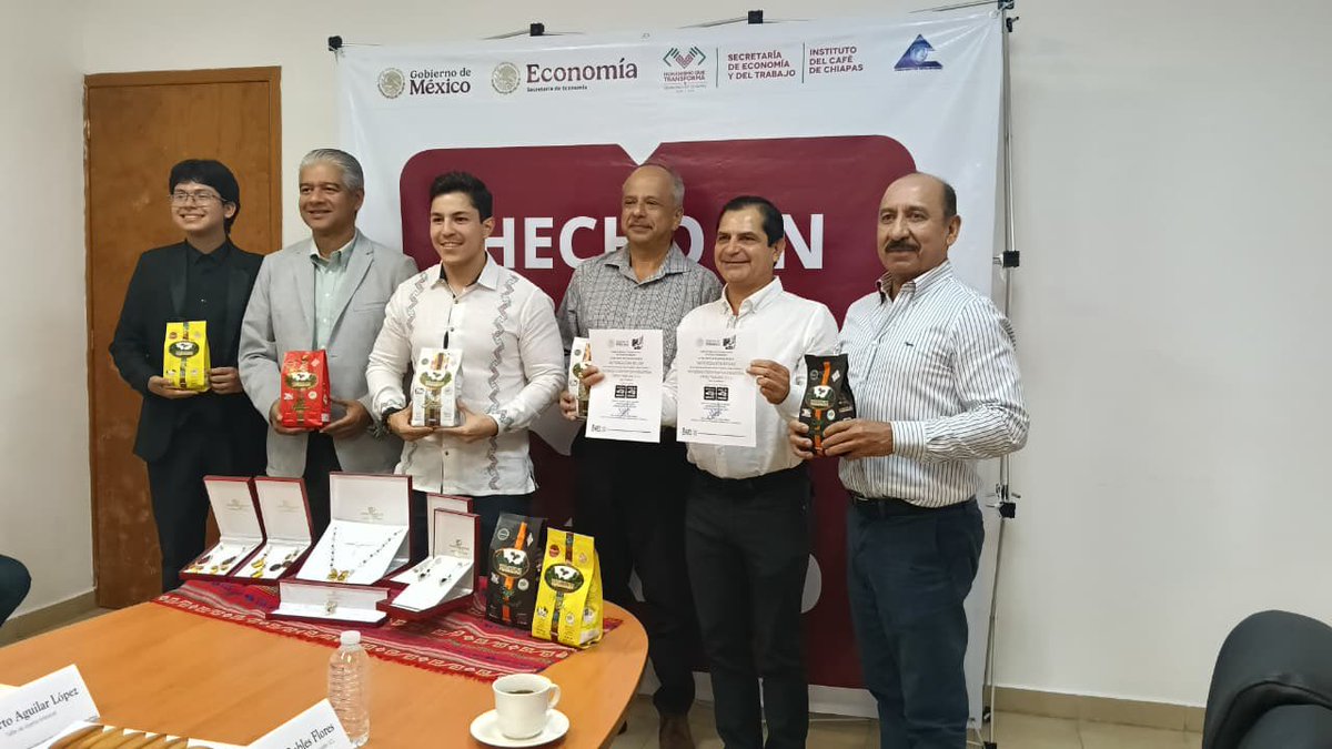 Entregamos 1er certificado <a href="/SE_mx/">Economía México</a> de #HechoEnMexico en Chiapas, a la Sociedad Cooperativa Industrial Cafés Yajalón SCL. Agradezco el apoyo de <a href="/ChiapasGobierno/">Gobierno de Chiapas</a> , equipo <a href="/SEyTChiapas/">Secretaría de Economía y del Trabajo de Chiapas</a> y al <a href="/INCAFECH01/">Instituto del Café de Chiapas</a>, así como a la coordinadora general #CorredorCIIT <a href="/andreasolanor/">Andrea Genoveva Solano Rendón</a> y a mi equipo