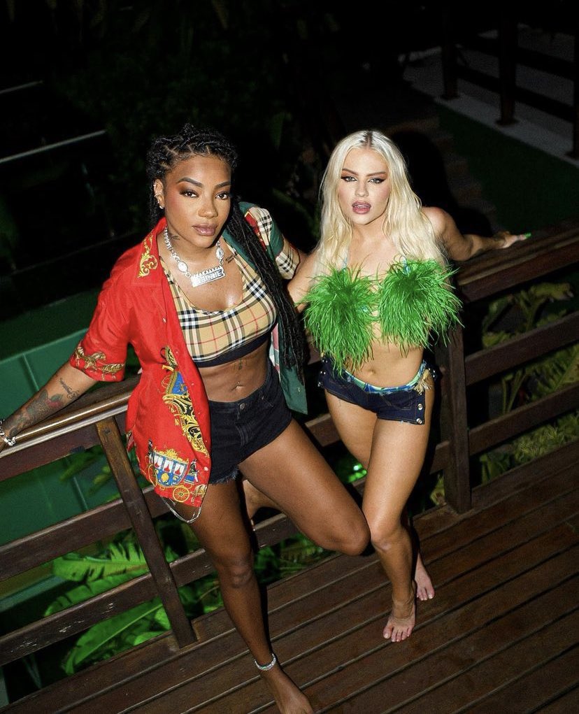 Precisamos de outro feat dessas safadas😭