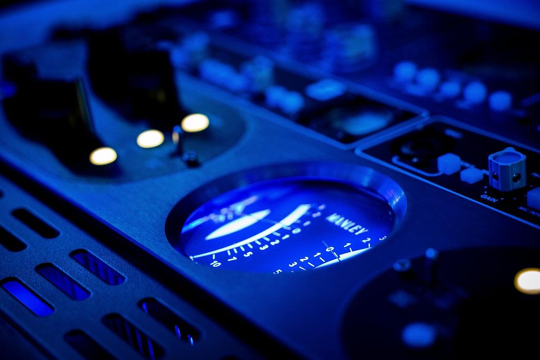 manleylabs's tweet photo. Morrissey said there is a light that never goes out. Manley says he was probably talking about accurate and soothing Vu meters on NuMu. 

Check me out tonight: https://t.co/AOpy3Xdv4c 

#manley #tubesrule #audiogear #studiogear #musicproduction https://t.co/28sV0cqQzn