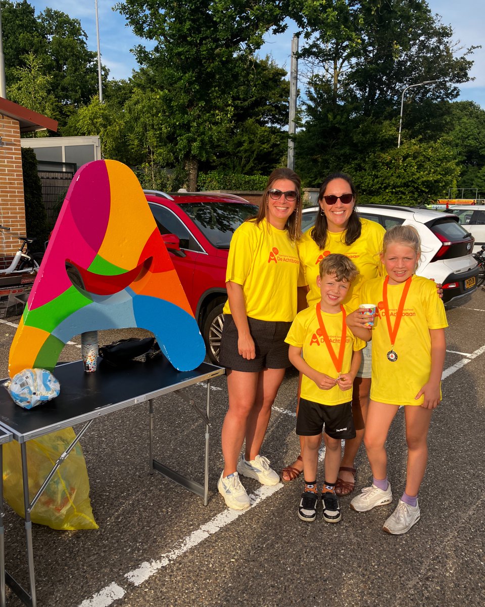 Trots op alle toppers die meegelopen hebben met de avondvierdaagse! We hebben alle kinderen in een Achtbaanshirt beloond met een bekertje popcorn. Goed gedaan!