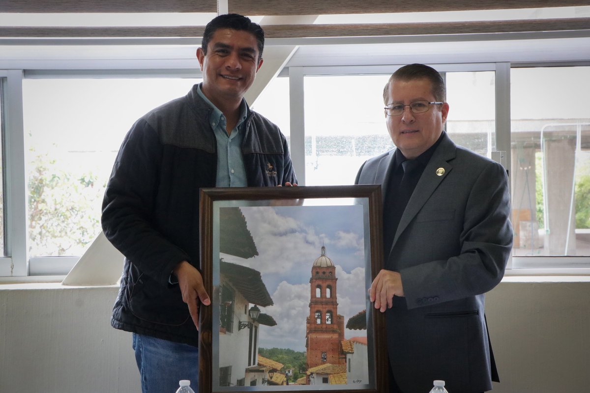 #ComunidadAbierta 🦁🖤 

🤝 El rector del CUSur, <a href="/DrDanteHaro/">Dante Haro Reyes</a>, recibió al presidente municipal de Tapalpa, Antonio Morales Díaz, para firmar un convenio de prácticas profesionales.
Se fortalecen vínculos en beneficio de la formación estudiantil.