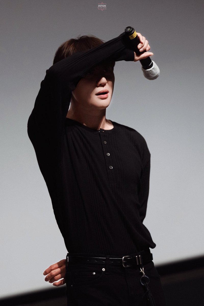 그림자 속에서도 눈이 빛남….마이크 잡은 손 봐 뒷짐진 손도…..모에소매때매 손이 더더 이쁨