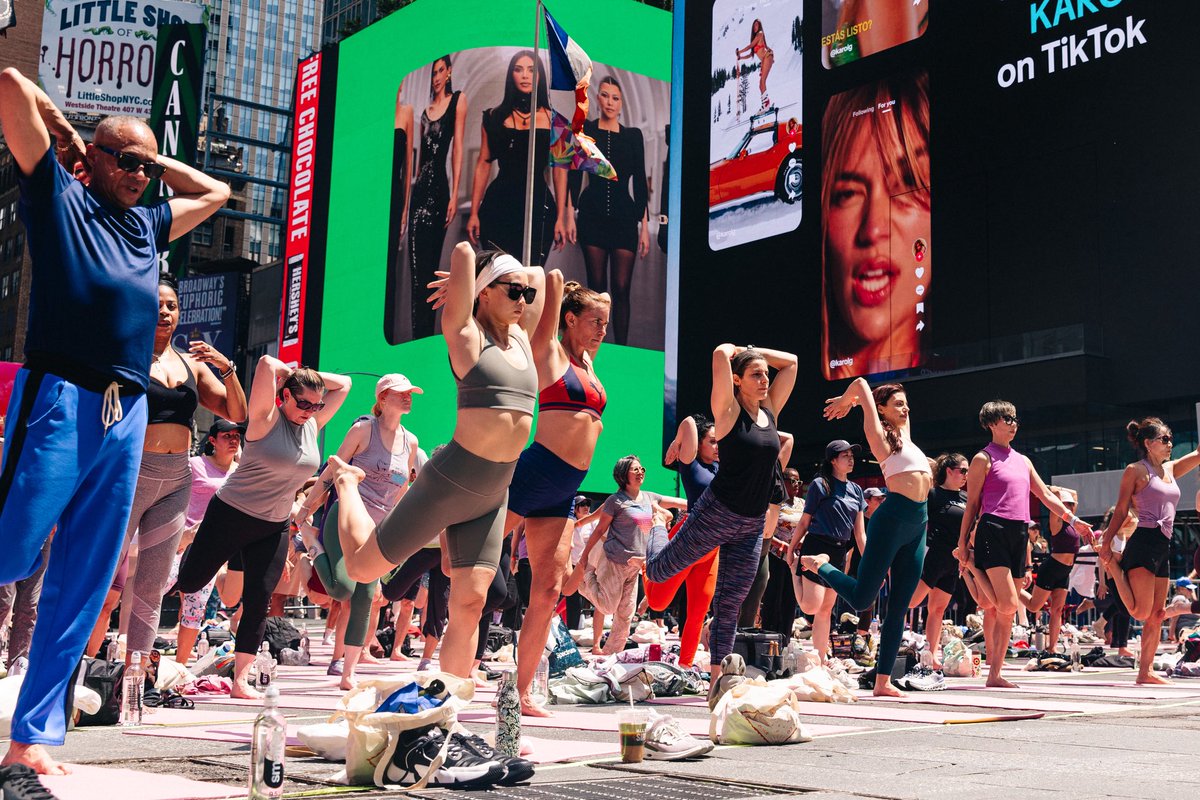 TimesSquareNYC's tweet image. Yoga keeps me zen-tered 🧘🏼‍♀️🧘🏾‍♀️🧘🏽 The plazas of #TimesSquare have been packed with yogis all day! tsq.org/solstice 🌟

📸 @marcjfranklin 

#SolsticeTSQ #SummerSolstice #NYC #TimesSquareNYC