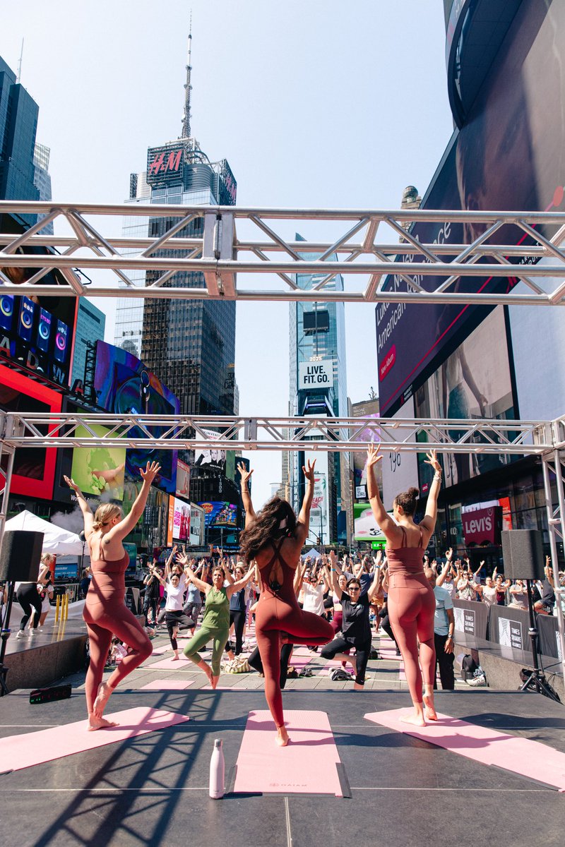 TimesSquareNYC's tweet image. Yoga keeps me zen-tered 🧘🏼‍♀️🧘🏾‍♀️🧘🏽 The plazas of #TimesSquare have been packed with yogis all day! tsq.org/solstice 🌟

📸 @marcjfranklin 

#SolsticeTSQ #SummerSolstice #NYC #TimesSquareNYC
