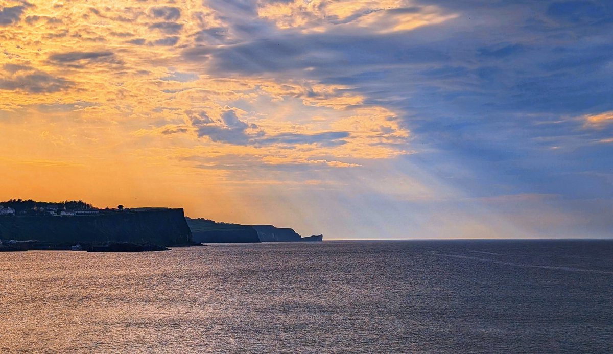Sunrays at sundown <a href="/deric_tv/">Deric</a> <a href="/R_Faragher/">Rick Faragher</a> <a href="/linzilima/">Linzi Lima</a> <a href="/bbcweather/">BBC Weather</a>  <a href="/DiscoverNI/">Northern Ireland</a> <a href="/LoveBallymena/">Love Ballymena</a> <a href="/WeatherCee/">Cecilia Daly</a>  <a href="/Louise_utv/">Louise Small</a>  <a href="/WeatherAisling/">Aisling Creevey</a> <a href="/barrabest/">Barra Best</a> <a href="/Ailser99/">Aileen Moynagh</a>  <a href="/EventsCauseway/">Causeway Coast & Glens Events</a>  <a href="/angie_weather/">angie phillips</a> <a href="/geoff_maskell/">Geoff Maskell</a> <a href="/organicbotanic/">Sue McBean - @organicbotanic.bsky.social</a> <a href="/Schafernaker/">Tomasz Schafernaker</a>
