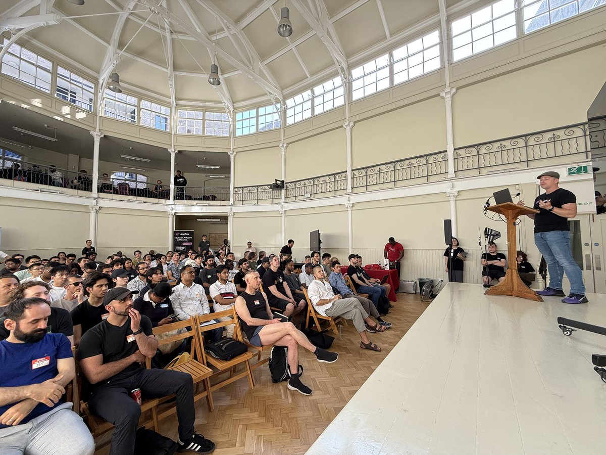 langflow_ai's tweet image. It's a PAAAAACKED house for #HackingAgents London 🎉
Thanks to @turintechai @twilio @MistralAI and @elevenlabsio for helping to make this happen!
And thanks to all the devs for showing out on a beautiful Friday night!
👩🏽💻 > 🍺