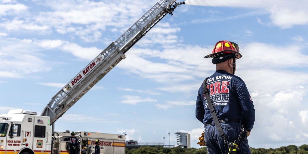 New wings ... ⚔️✈️ Our twin-engine Piper Seneca V arrived at Boca Airport this morning and received a water salute from Boca Raton Fire Rescue— bringing our fleet size to a total of 13 aircraft. Learn more about the College of Aeronautics: ow.ly/cUnb50We9MR #WeAreLynn
