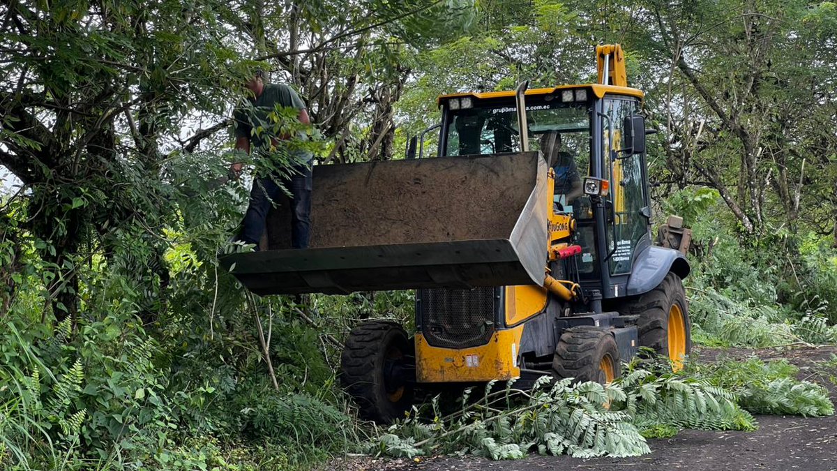 #Vías | El Consejo de Gobierno del Régimen Especial de Galápagos, a través de la Dirección de Obras Públicas de la Distrital Isabela, ejecuta trabajos de mantenimiento en la vía Cerro Verde – Infiernillo, que tiene una longitud de 4.5 kilómetros.