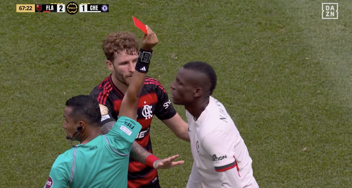 Investigate Nicolas Jackson for involvement in sports betting. I swear he earns from all these cards
#ClubWorldCup2025