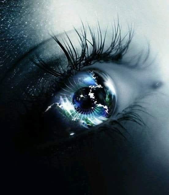 🍃 فِي أَعْمَاقِي عَيْنٌ تُحْدِقُ بِي لَا تَنَام ... وَرِسَالَةٌ عُمْرُهَا الْفُ عَام … وَمَشَاعِرُ خَنَقَهَا الزِّحَام ... وَدَوَاوِينُ عَلَيْهَا أَخْتَام.

بقلمي