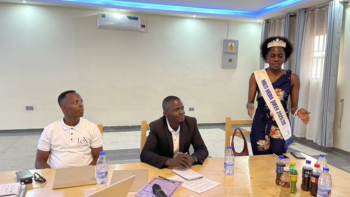 OKUTONGOZA #BYBYLuwaloLwaffe2025

 Olwaleero mubutongole ekibiina kya #BugandaYiyo_BugandaYange kitongoza Oluwalo  lwa bannamutimbagano olugenda okutwalibwa  eMbuga nga 26 August 2025.

Omukolo guno Ssentebe wa BYBY <a href="/Mwembugaoficial/">MUZZUKULU WEMBUGA OFFICIAL🇺🇬</a> atongoza akakiiko akagenda okukulembera