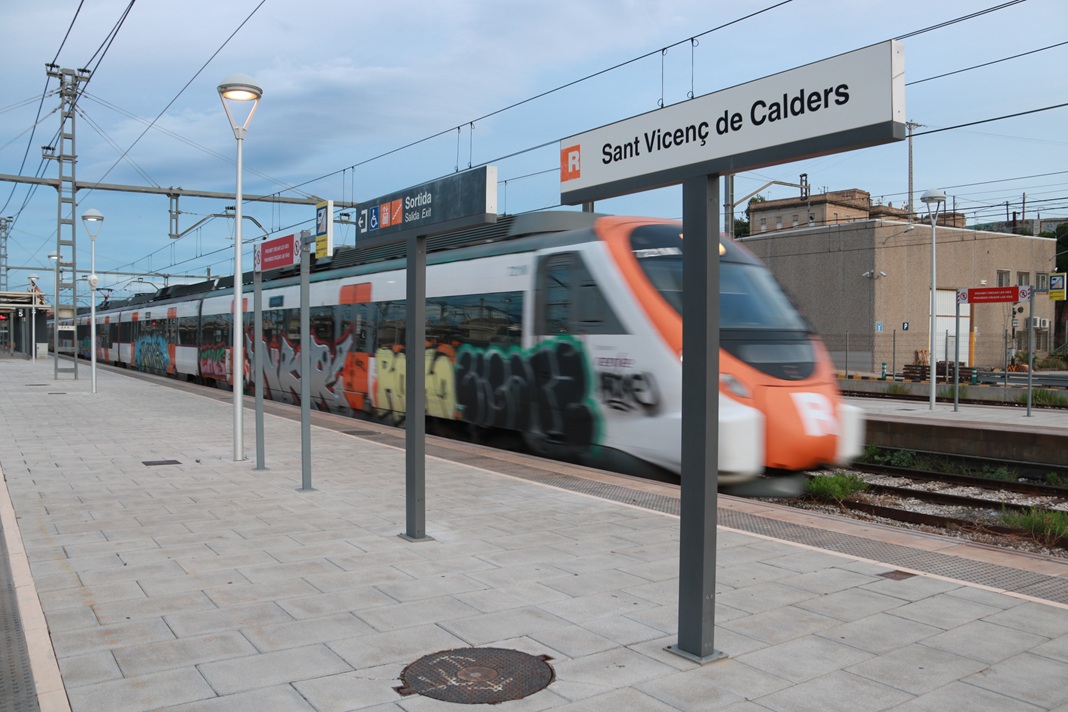 ebredigital (@ebredigitalcat) on Twitter photo Interrompuda la circulació ferroviària entre Tarragona i Torredembarra per un tall elèctric
#Renfe #Adif #Rodalies #Regionals <a href="/TrensDignesEbre/">TRENS DIGNES EBRE</a>
<a href="/AfectRodalies/">Afectats Rodalies</a>
👉La situació afecta les línies #R14, #R15, #R16 i #R17
ebredigital.cat/2025/06/20/int… Interrompuda la circulació ferroviària entre Tarragona i Torredembarra per un tall elèctric
#Renfe #Adif #Rodalies #Regionals <a href="/TrensDignesEbre/">TRENS DIGNES EBRE</a>
<a href="/AfectRodalies/">Afectats Rodalies</a>
👉La situació afecta les línies #R14, #R15, #R16 i #R17
ebredigital.cat/2025/06/20/int…