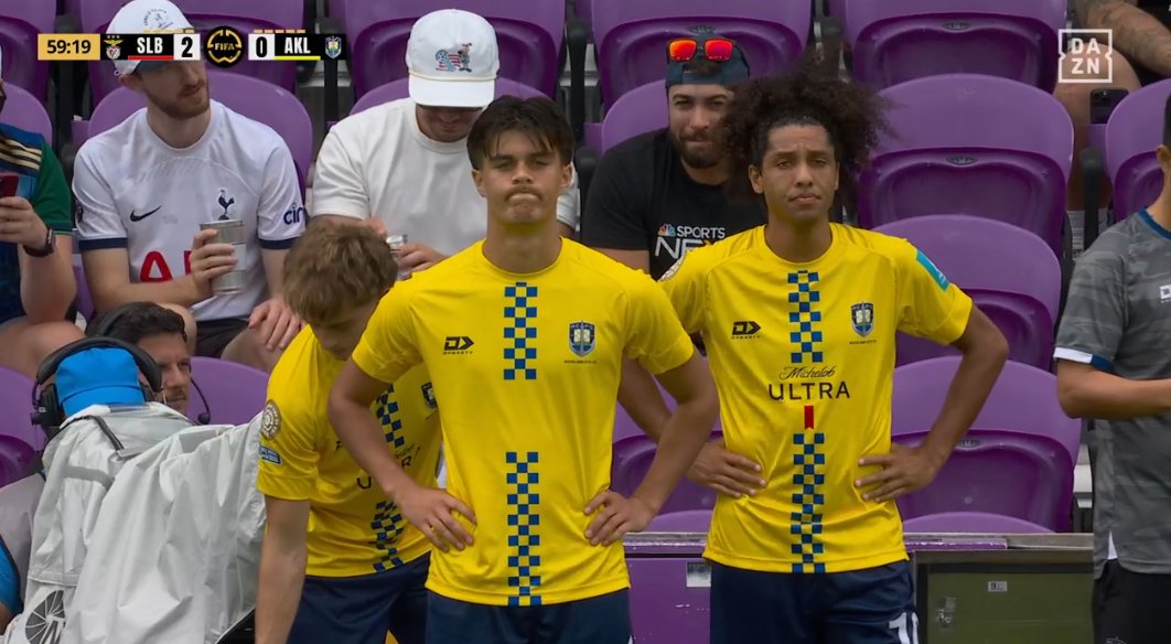 Futsal Fam 😤😤
National Futsal Team Captain Dylan Manickum and Jackson Manuel who also played futsal regularly since young enter the pitch against Benfica at Club world Cup.