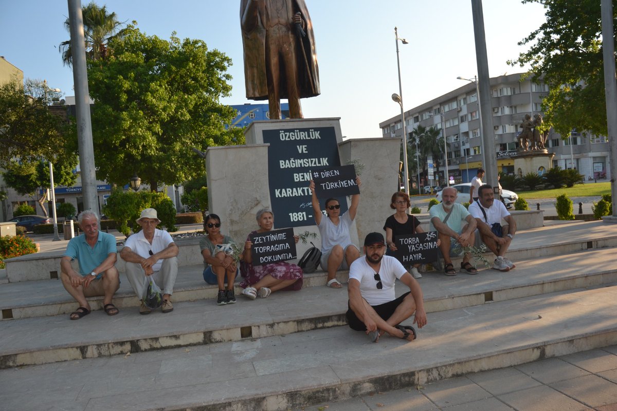 Ortaca İlçe Örgütümüz zeytinlik alanların maden arama alanlarına dönüşmesini öngören yasaya karşı oturma eylemi başlattı. 

#ZeytinimeDokunma
