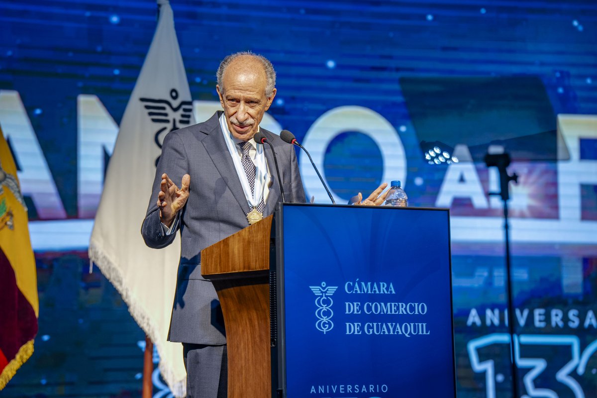 Entregamos el Mérito Empresarial por visión empresarial al <a href="/Grupofuturoec/">Grupo Futuro</a>, referentes del progreso con propósito. Felicitamos a <a href="/SevillaRoque/">Roque Sevilla</a>, fundador y presidente del directorio.
#136AñosMirandoAlFuturo
