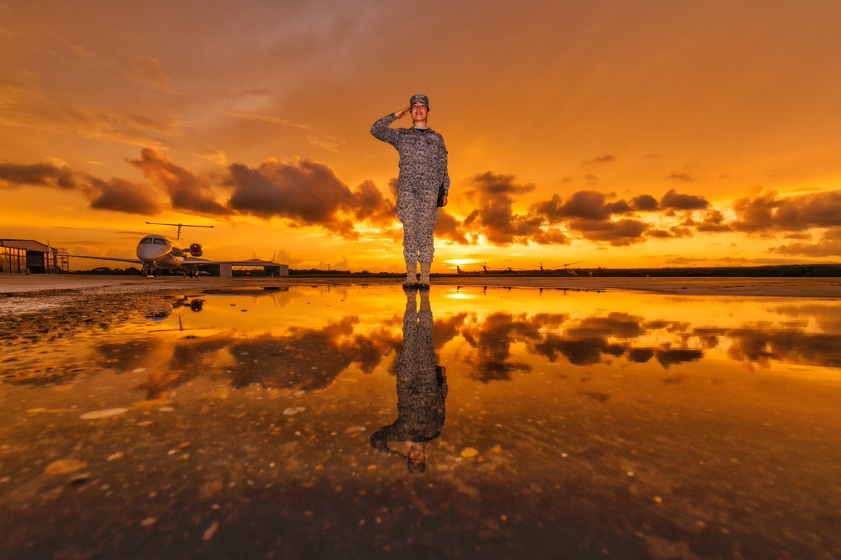 danielzaque's tweet image. Con la frente y el corazón en alto, nuestras damas y caballeros del aire de la @fuerzaaereacol saludan al cielo que juraron proteger.

Bajo el manto dorado del atardecer, se refleja el compromiso inquebrantable de quienes dedican su vida a la defensa de nuestra soberanía.