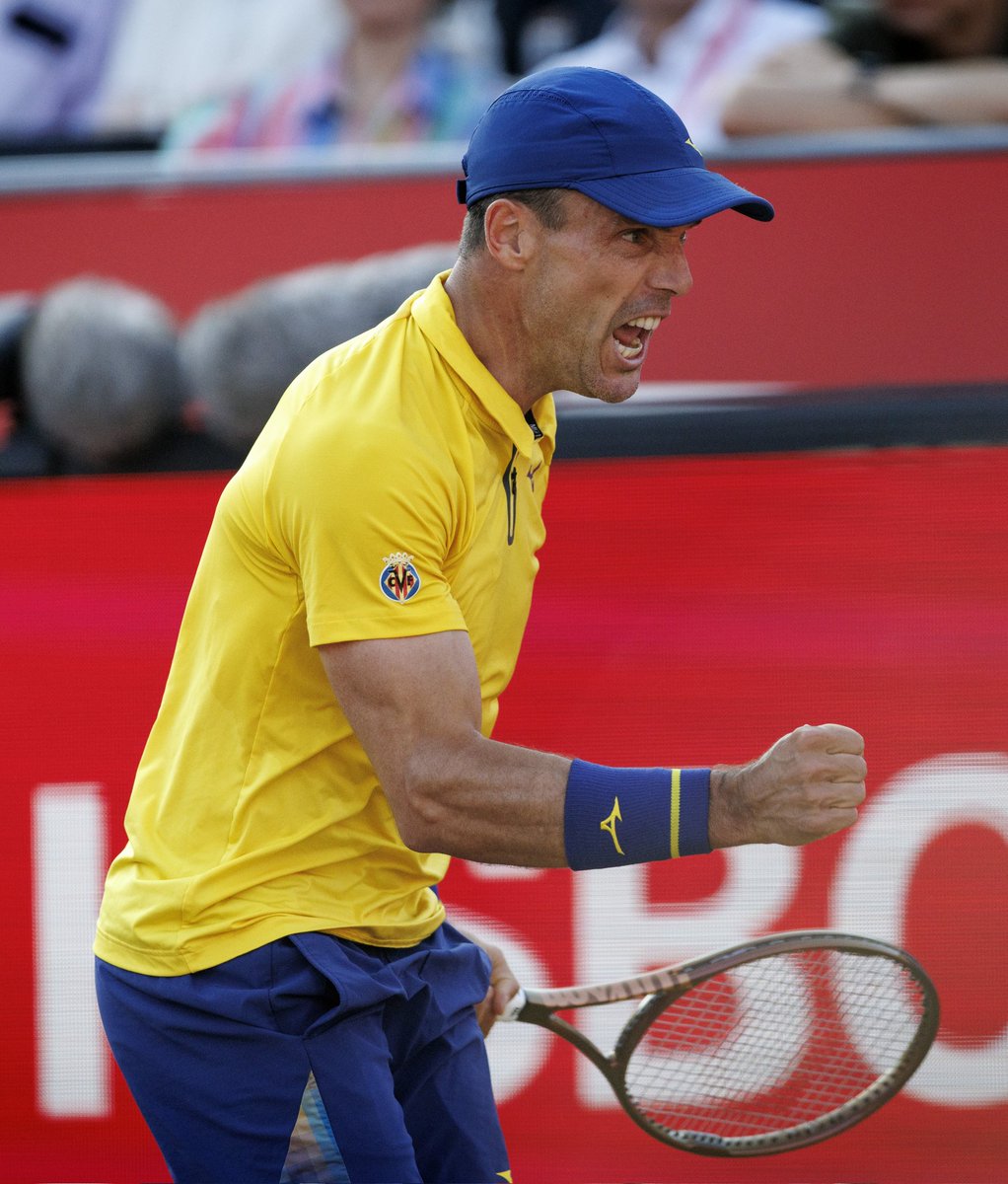 BAUTISTA UPSETS RUNE 💥

Huge RBA who, at 37, manages to beat the world No.9 7-6 6-7 6-2 to advance to the semi-finals at Queen's!

First win against a Top 10 player since October 2024