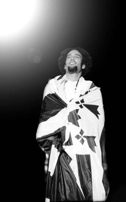 Scène du #hellfest2025 hier. Le chanteur du groupe anglais Orange Goblin brandit fièrement le Gwenn-ha-du, le drapeau national breton, comme l'avait fait avant lui Ben Harper aux Vieilles Charrues.
Les étrangers affichent sans complexe leur amour de la #Bretagne 🤍🖤