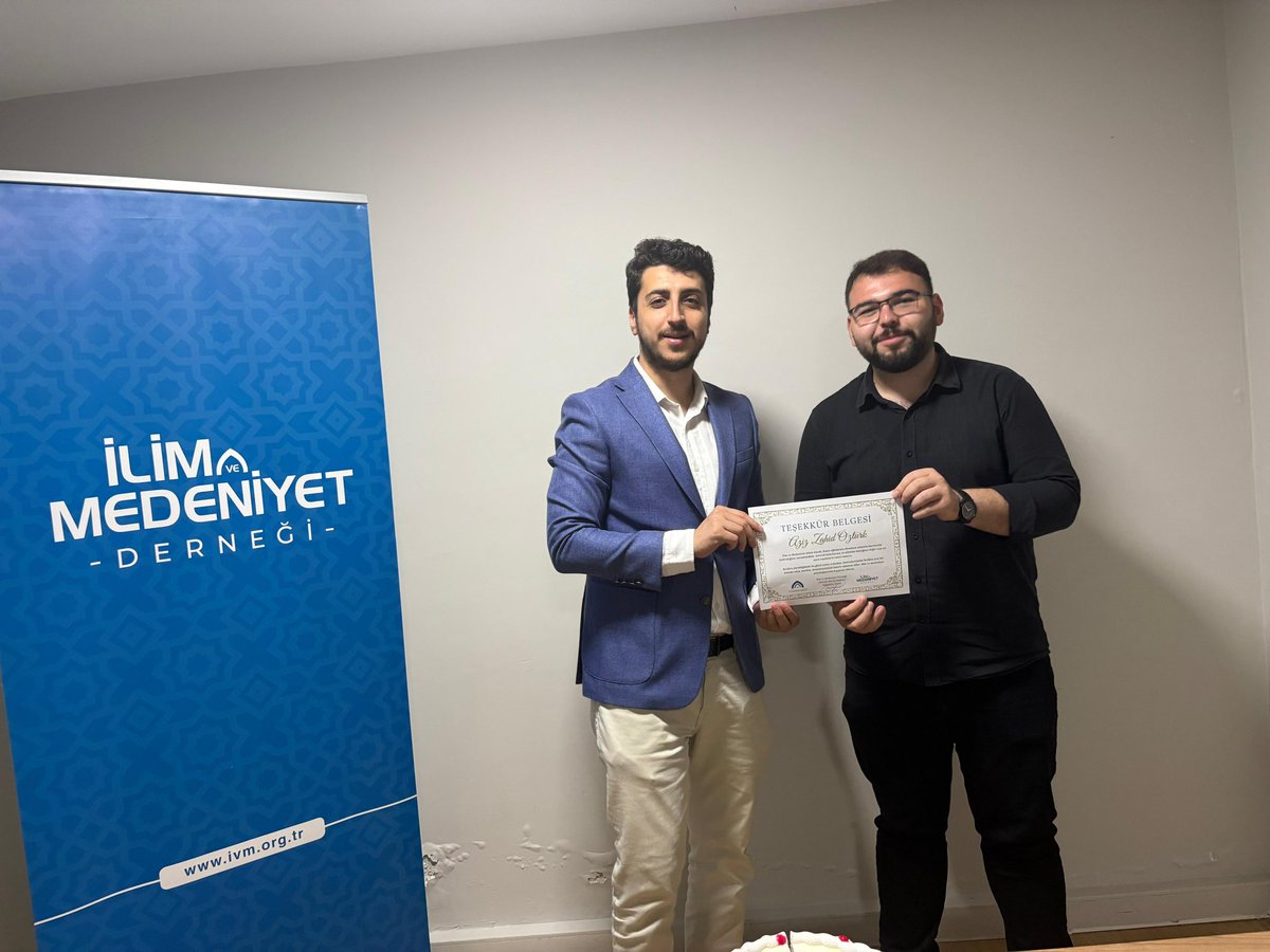 Bugün, İlim ve Medeniyet Mezuniyet Programımızı kıymetli mezunlarımızla birlikte gerçekleştirdik.

Eğitim dönemleri boyunca aktif olarak topluluğumuzun yönetim kurulunda yer almış olan arkadaşlarımızla mezuniyet programında bir araya geldik.