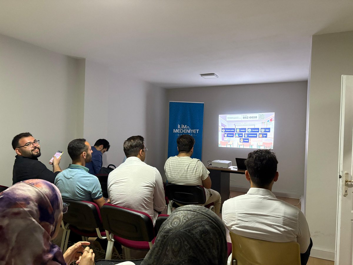 Programımız İlim ve Medeniyet Derneği YK Başkan Yardımcısı Abdulkadir Aksöz’ün açılış konuşmaları ile başladı. Ardından Mezun ve Mensuplar Komisyonu Başkanı Oktay Kaymak ile Kariyer ve İlim ve Medeniyet Mensubiyeti üzerine bir söyleşi gerçekleştirdik.