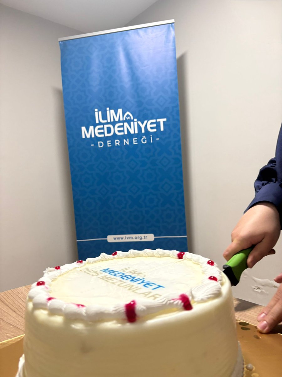 Programımız ödüllü Kahoot yarışması ve sıcak bir sohbet ile devam etti. Mezunlarımıza Teşekkür Belgesi ve hediye takdiminin ardından “İlim ve Medeniyet 2025 Mezunları” pastamızı keserek programımızı nihayete erdirdik.
