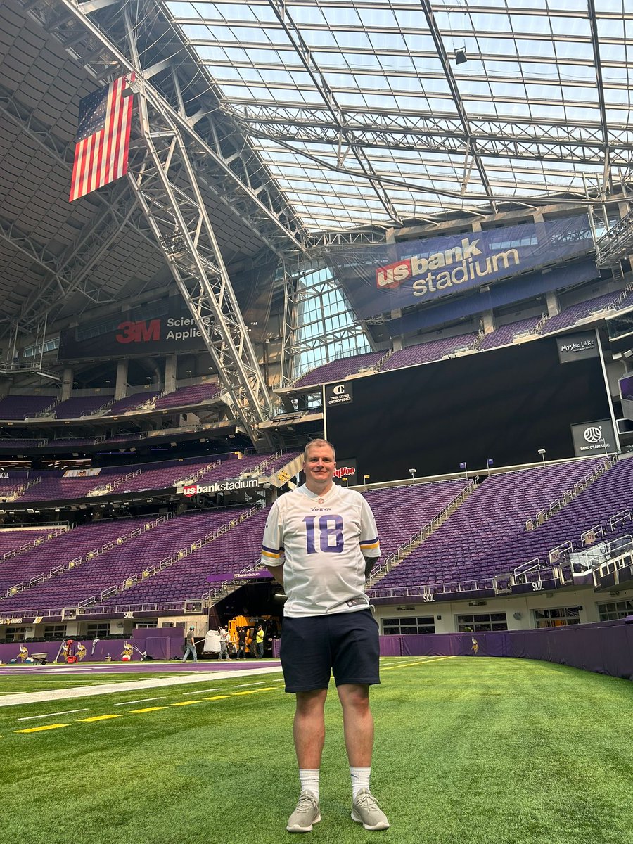 5tu1987's tweet photo. A few weeks ago.. Trip to MN! Stadium tour of the US Bank! 

Incredible!!! #SKOL #Vikings https://t.co/6O0CUIwLk1