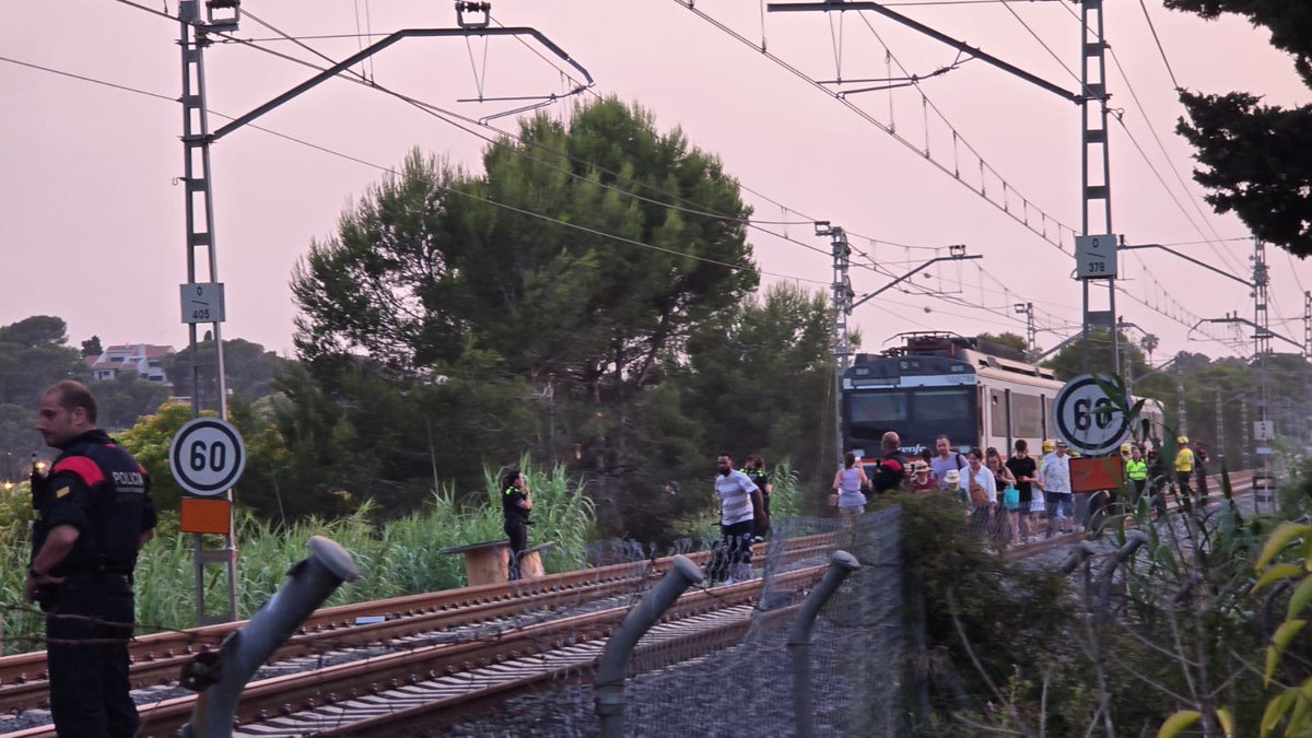 Plataforma Mercaderies per l’Interior (@perlinterior) on Twitter photo Ara mateix, a la Savinosa de Tarragona, els passatgers baixant del tren perque esta espatllat.
VERGONYA! SOM EN UNA PAIS DE TERCERA.
ESPAVILEM O ANIRA A PITJOR, MOLT PITJOR.
#rodalies #adif #renfe #dignitatalesvies #caos
#tarragona <a href="/dignitatavies/">Dignitat a les vies</a>
Els politics cobrant cada mes Ara mateix, a la Savinosa de Tarragona, els passatgers baixant del tren perque esta espatllat.
VERGONYA! SOM EN UNA PAIS DE TERCERA.
ESPAVILEM O ANIRA A PITJOR, MOLT PITJOR.
#rodalies #adif #renfe #dignitatalesvies #caos
#tarragona <a href="/dignitatavies/">Dignitat a les vies</a>
Els politics cobrant cada mes