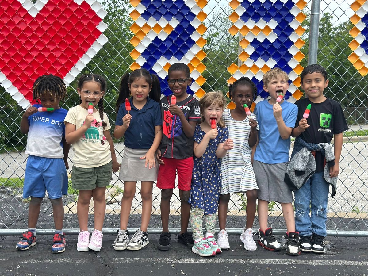 MOCharterSchool's tweet image. 📸 This Week's MO Charter Schools Photo Roundup:
🌞 Gordon Parks: Wrapping up summer school fun
🌿 @afiakc1: Garden time with students & volunteers
📖 @GatewaySciElem: Story time at Forest Park
✏️ @GCISchools: Middle schoolers working hard
#CharterEducation #MOChartersWork