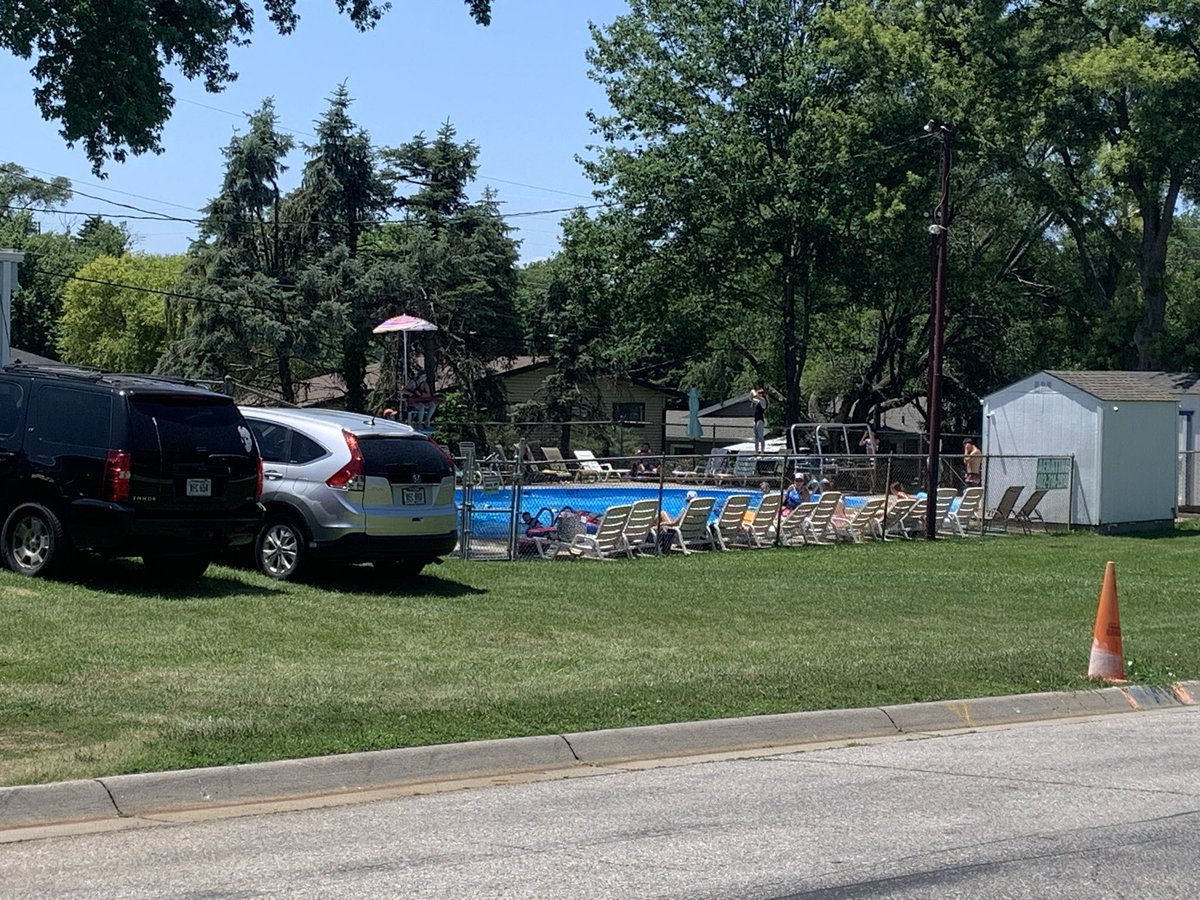 It’s hot! 🥵 

Come cool off at the pool! Open until 8 p.m.

Food Truck Friday!
Twin Happiness and Kona Ice are at the pool from 5-8!