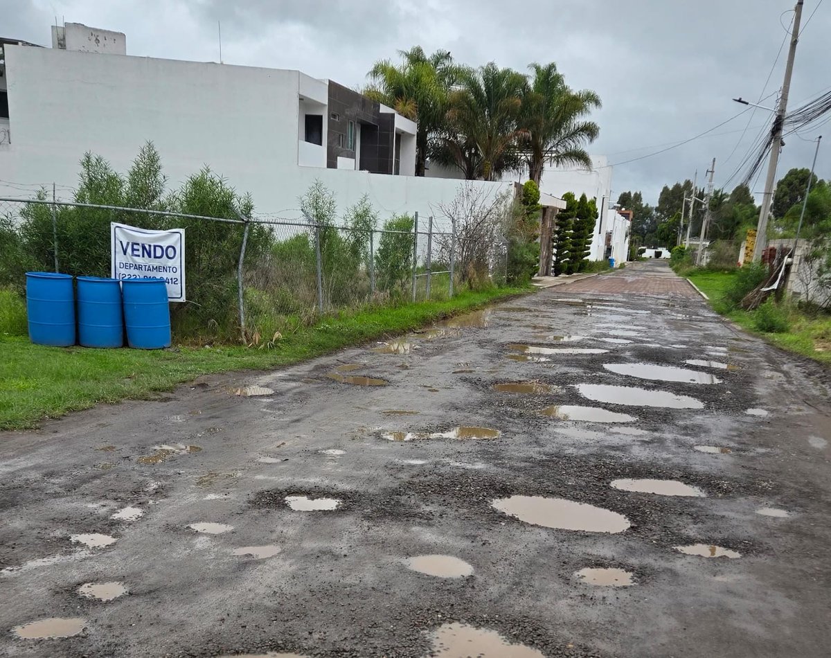 Apoy para pavimentar una calle intransitable en donde existen mas de 8 fraccionamientos. 2a Cda. De la 24 norte y Cda. Del Camino Real. SANTIAGO MOMOXPAN, San Pedro Chol. 
<a href="/SnPedroCholula/">Disfruta Cholula</a>
<a href="/GobiernoCholula/">Gobierno de Cholula</a> 
<a href="/Naysalvatori/">Nay Salvatori</a>
<a href="/AleGomez_Mx/">Ale Gómez</a> 
<a href="/SSC_Cholula/">Secretaría de Seguridad Ciudadana</a>
<a href="/CholulaReporta/">CHOLULA REPORTA</a>
<a href="/CholulaDigital/">Cholula Digital</a>