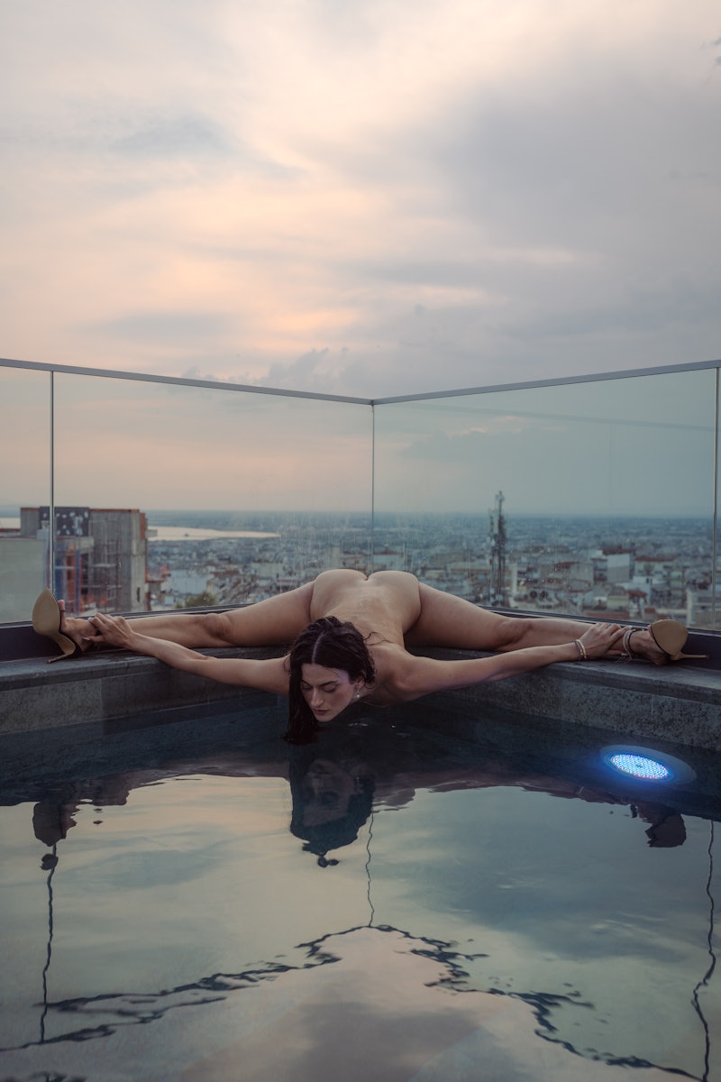 <a href="/CozomoMedici/">Cozomo de’ Medici</a> <a href="/rollbit/">Rollbit</a> Thank you for the opportunity 🙏🏻 

Self-portrait 

"Looking Glass"

foundation.app/mint/eth/0xD9d…