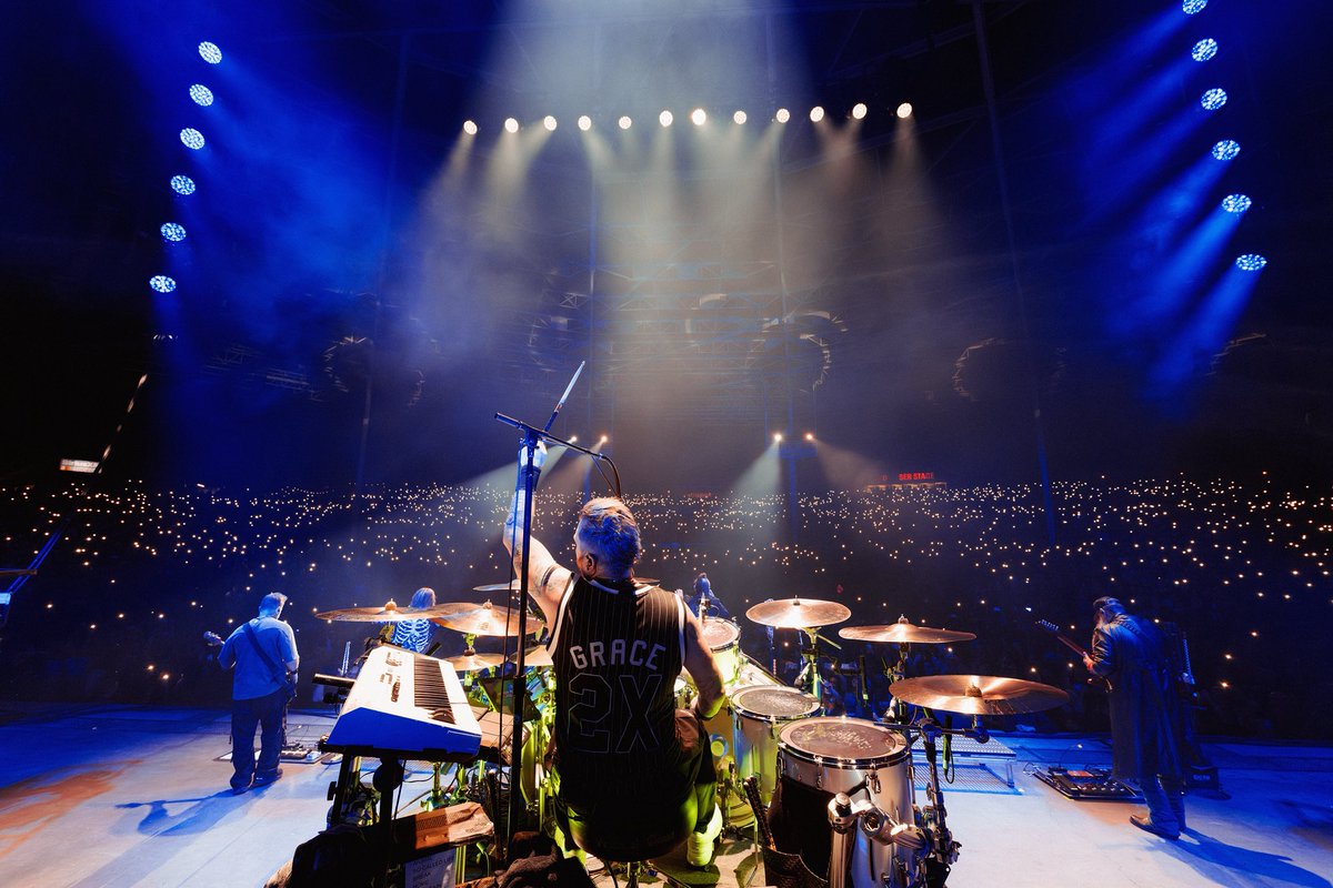 TORONTO! Look how beautiful all 16,000 of you are!! You brought the fire last night 🤘🔥🔥

📷 @francescaludikar 

#ThreeDaysGrace #Toronto #Canada