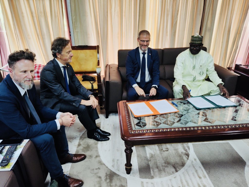 Prêt à signer - signé! Réussite des consultations 🇩🇪🇳🇪 sur les engagements existants ainsi que les discussions sur les perspectives de la #CoopérationAllemande dans certains secteurs de la #refondation du #Niger. Remerciements pour la conduite constructive des consultations par