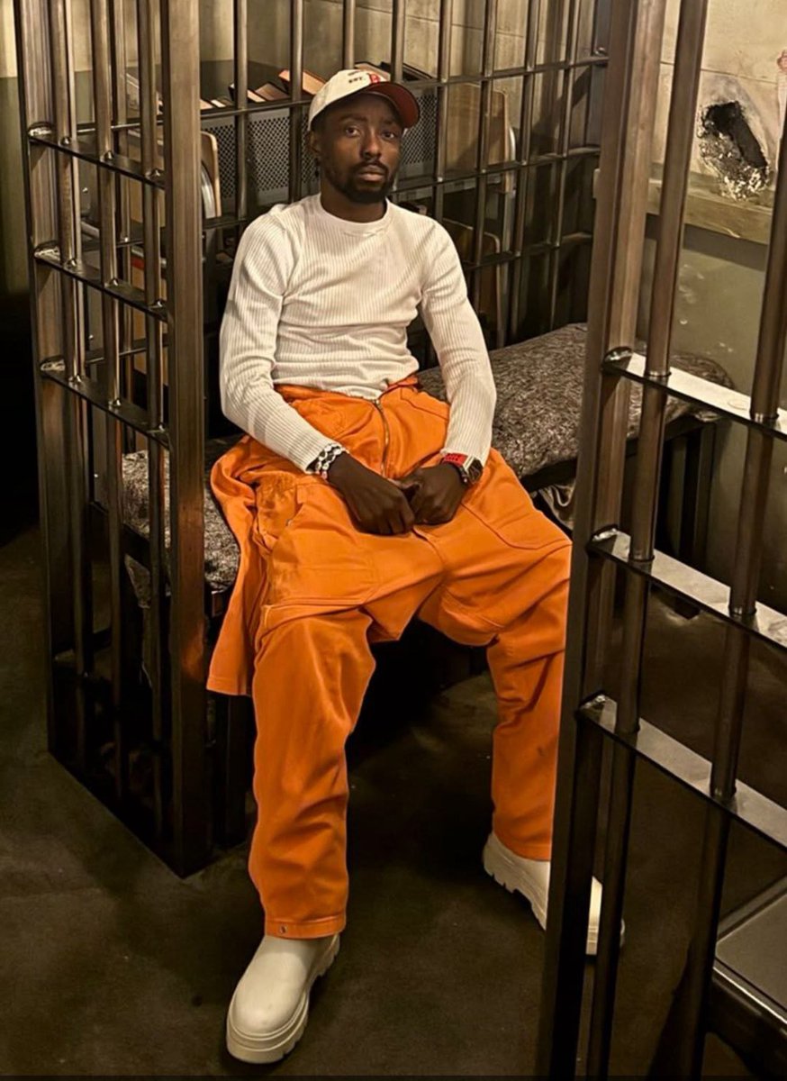 erigganewmoney's tweet image. Once money get issue, na there u go know say na enemy bring job, no be bl00d again