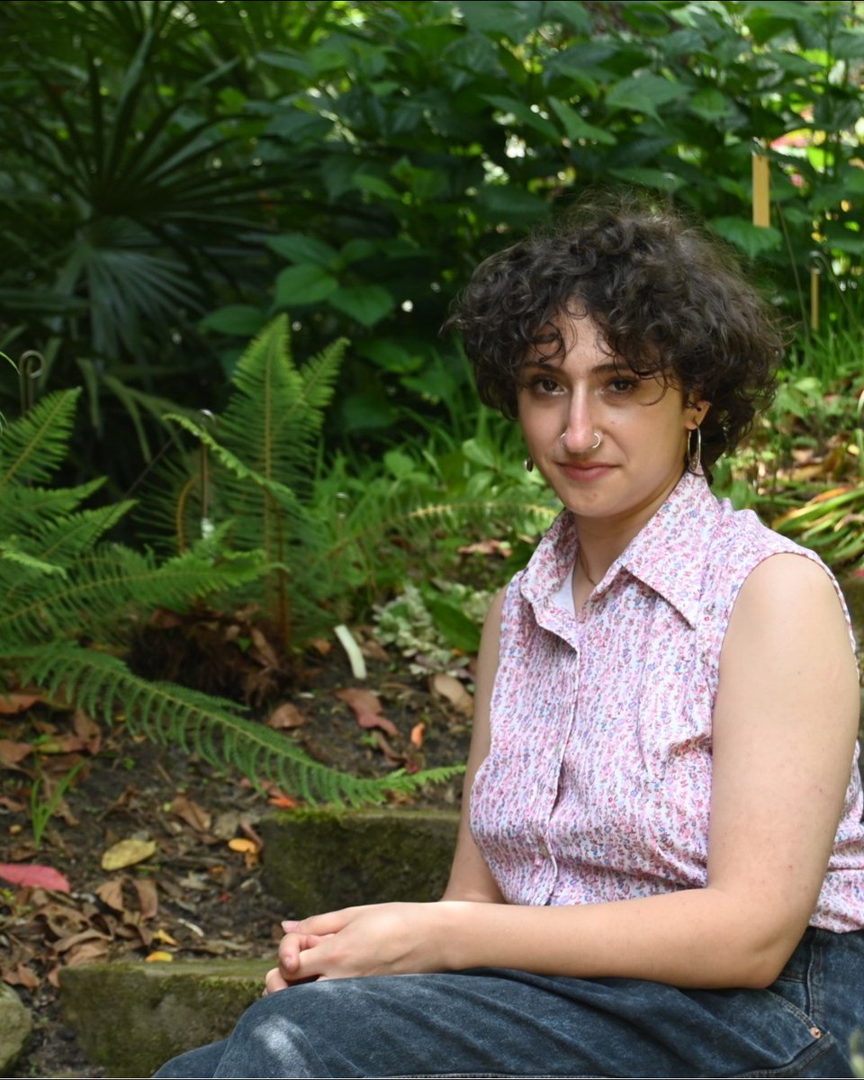 HillelIntl's tweet image. 🌈 “Hope will never be silent.” - Harvey Milk
For Becky (they/them), a queer and nonbinary Jewish grad student, these words hold more weight than ever this Pride Month.
Read how Becky has navigated isolation and the community they found in Hillel 👉 hillel.org/living-with-ho…