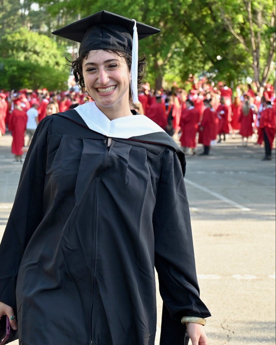 HillelIntl's tweet image. 🌈 “Hope will never be silent.” - Harvey Milk
For Becky (they/them), a queer and nonbinary Jewish grad student, these words hold more weight than ever this Pride Month.
Read how Becky has navigated isolation and the community they found in Hillel 👉 hillel.org/living-with-ho…