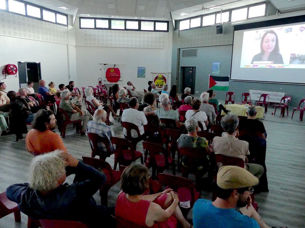lfi79's tweet photo. 💧 Soirée-débat à Niort : un échange passionné autour de l’eau bien commun avec @greenpeacefr @BassinesNon @lacgtcommunique @APIEEE79 @ManonMeunier_UP Résister à la privatisation et au coup de force démocratique, c’est défendre la vie ! #Eau #Niort #Démocratie https://t.co/Z1LEdkl3tJ