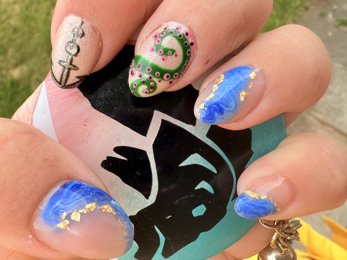 TasherrToxic's tweet image. As @SoTFest is right around the corner. It only seemed fitting to have my annual SoT nails ⚓️🤍 So lucky to call this amazing, strong lady my friend and my nail lady! She killed it again! 💚@natalie_needham @SeaOfThieves #SeaOfThieves #BeMorePirate #SotFest