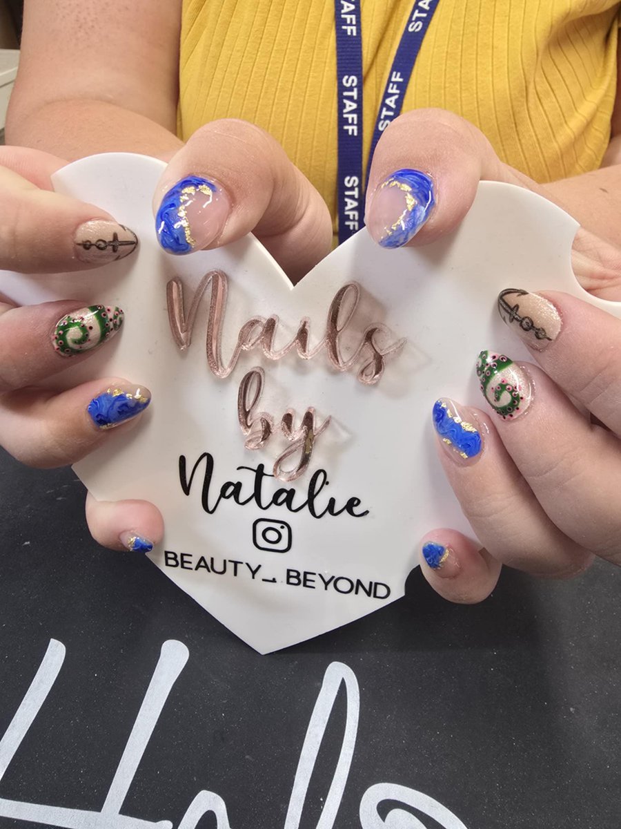 TasherrToxic's tweet image. As @SoTFest is right around the corner. It only seemed fitting to have my annual SoT nails ⚓️🤍 So lucky to call this amazing, strong lady my friend and my nail lady! She killed it again! 💚@natalie_needham @SeaOfThieves #SeaOfThieves #BeMorePirate #SotFest