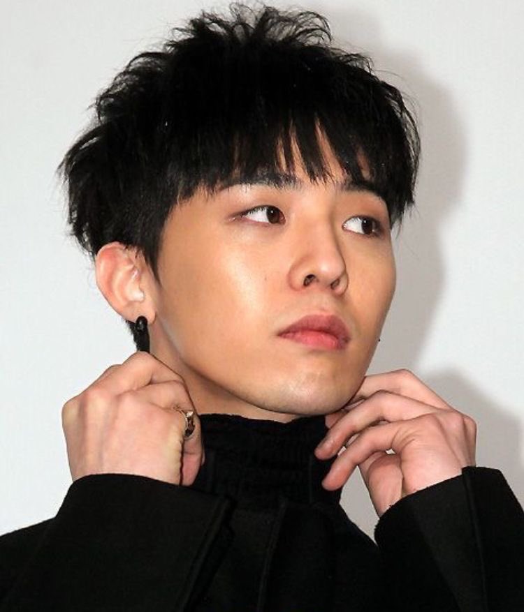 seungt0phyun's tweet photo. G-Dragon with black hair - a thread 🧵🖤 https://t.co/jHk3BAeyHm