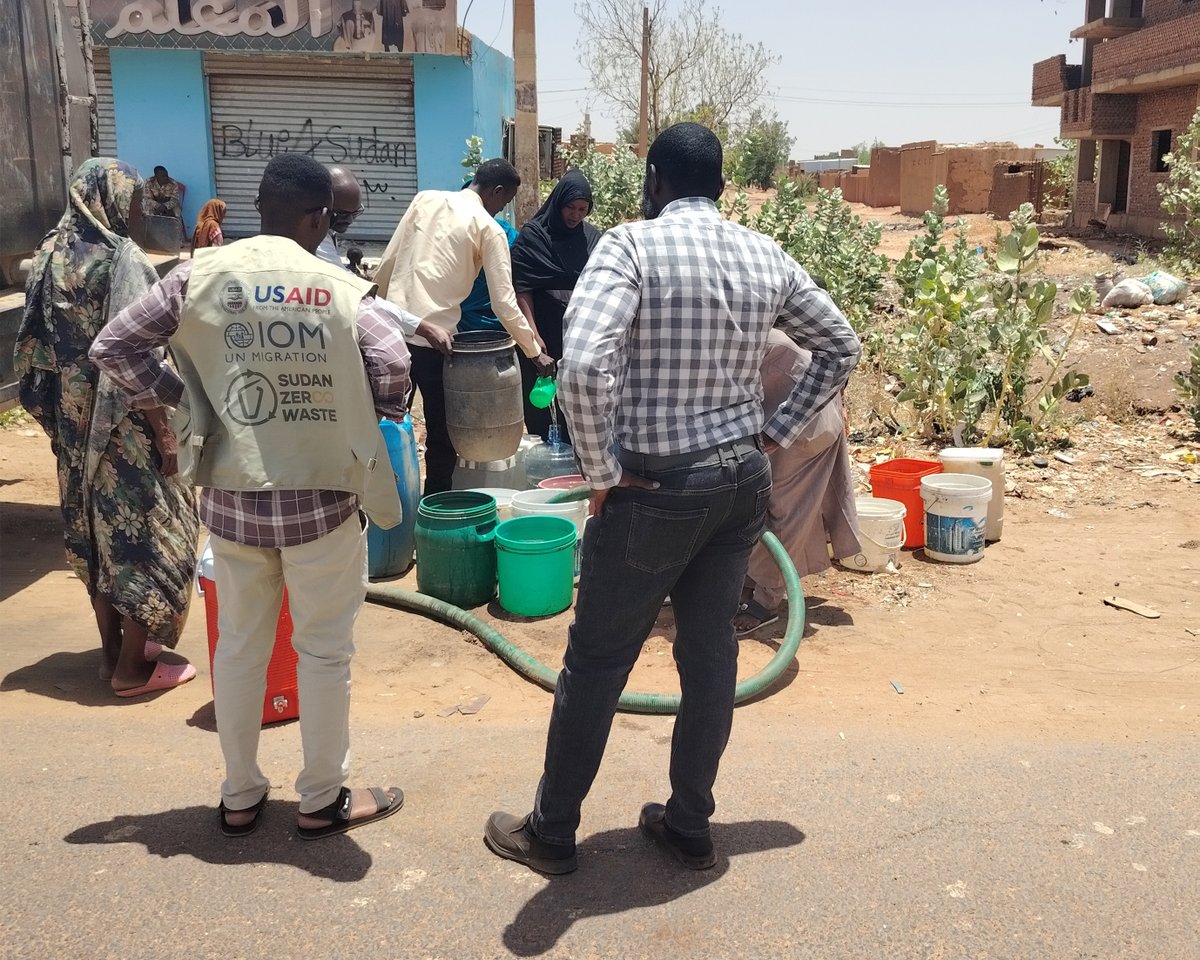 IOMSudan's tweet image. Cholera is spreading in Omdurman, with over 21,000 cases in Khartoum. In response, IOM with @ZeroWasteSudan delivered 360,000+ liters of clean water to affected areas: Ombada, Karrari & Omdurman
This is possible thanks to the IOM Rapid Response Fund funded by USAID