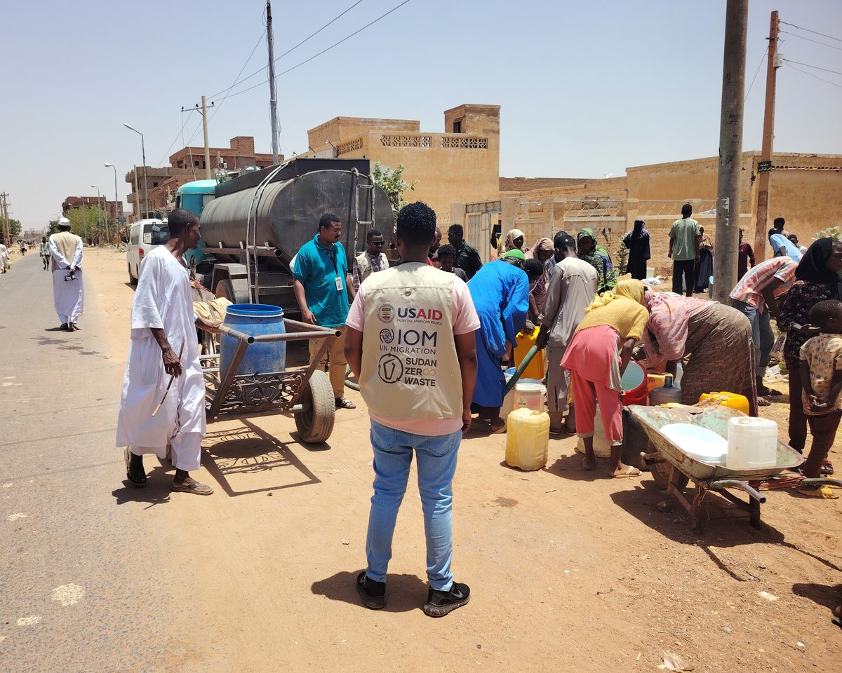 IOMSudan's tweet image. Cholera is spreading in Omdurman, with over 21,000 cases in Khartoum. In response, IOM with @ZeroWasteSudan delivered 360,000+ liters of clean water to affected areas: Ombada, Karrari & Omdurman
This is possible thanks to the IOM Rapid Response Fund funded by USAID