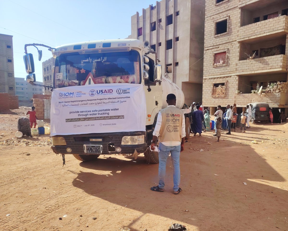 IOMSudan's tweet image. Cholera is spreading in Omdurman, with over 21,000 cases in Khartoum. In response, IOM with @ZeroWasteSudan delivered 360,000+ liters of clean water to affected areas: Ombada, Karrari & Omdurman
This is possible thanks to the IOM Rapid Response Fund funded by USAID
