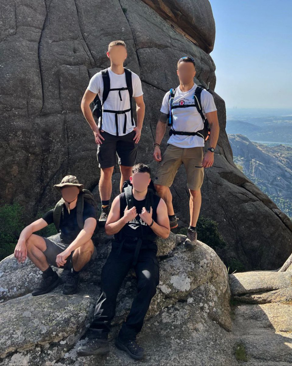 🚩Para los NS, la montaña conforma una gran escuela de vida, donde nos alejamos del cemento y reconectamos con la naturaleza.

📍Camaradas de la Comunidad Militante de Castilla llegando a El dedo de Dios, en Las Torres (2029m.) de La Pedriza (Madrid) 🥾
