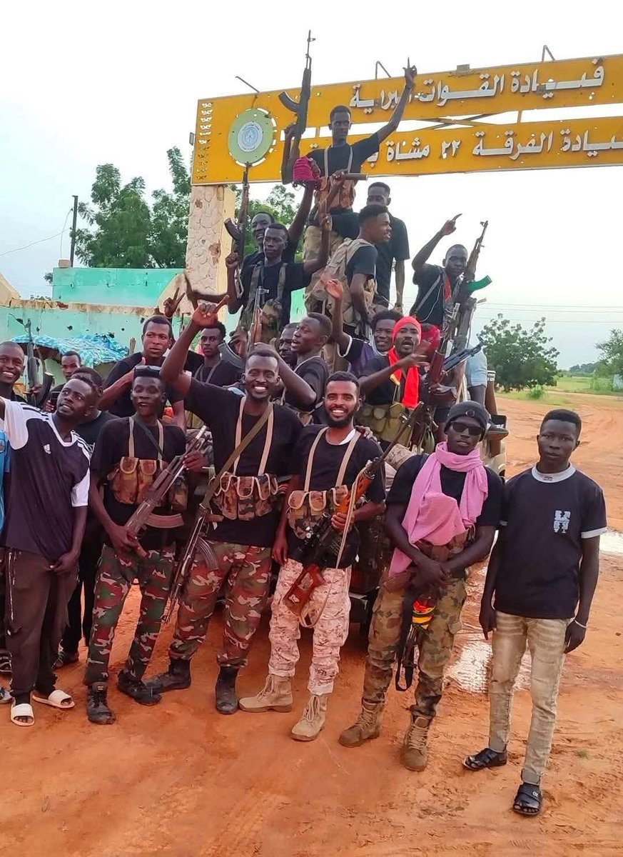 لماذا بابنوسه وليس الأبيض أو الفاشر؟

(1)
"بعد هجمات 29 مايو الماضي وتراجع القوات المسلحة من الخوي والدبيبات والحمادي وزعت مليشيا الجنجويد قواتها بمحاور كردفان بالإبقاء على قواتها القادمة من دارفور بقيادة السافنا والقبه بالنهود والخوى وقوات فولجنق وماكن وبرشم بالدبيبات والحمادي"