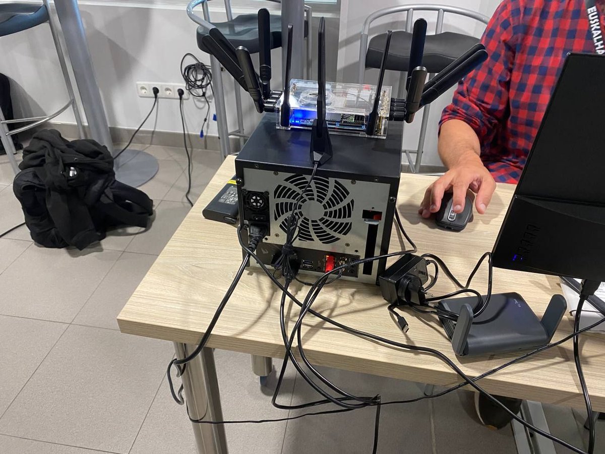 EuskalHack's tweet photo. Despedimos la noche dando las gracias a todos los que habéis participado hasta altas horas de la madrugada en #GauHack, el #hackatón de #ESCVIII. ¡Nos lo hemos pasado genial y nos llevamos muchas nuevas ideas! #hacking #love https://t.co/lHjfYwdcRU