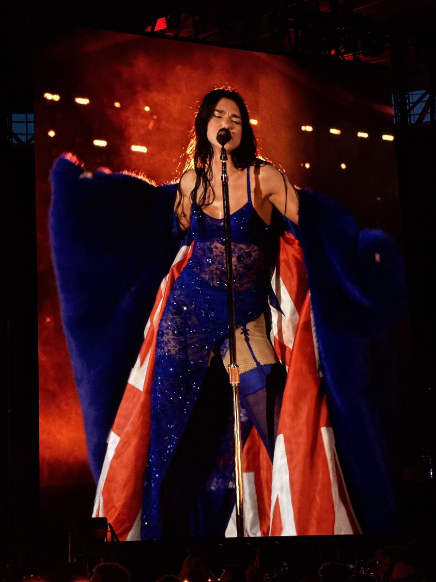 Já são 8 anos a acompanhar cada passo. É de um orgulho que não cabe no peito. YOU FUCKING DID IT, DUA, YOU’RE A FUCKING STAR SELLING OUT STADIUMS 💙