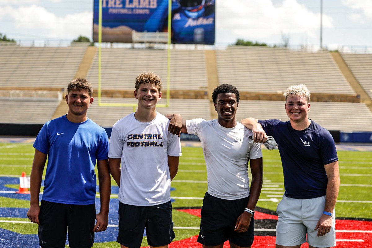 TownsendTeff's tweet image. Had a blast at @TulsaFootball camp with some @HB_WildcatFB Teammates. Thanks @CoachTreLamb9 and @CoachBRobbins for the opportunity to compete today.
-
#HarBerFootball #ReignCane #Arkansas #Classof2029 #TulsaFootball #ARPrepRedzone

@ERoper32 @TreysonReith @briceowens0…