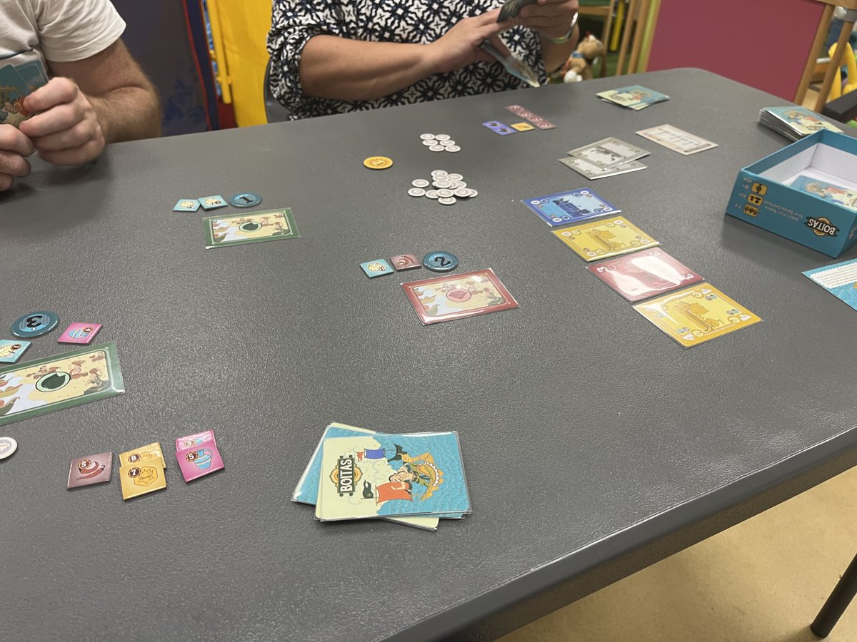 Boitas by <a href="/KheoGames/">Kheo Games</a> being played in France. Fun trick taking game.